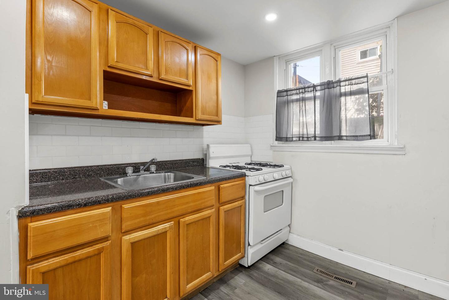 2061 Sigel St Property Photo 9