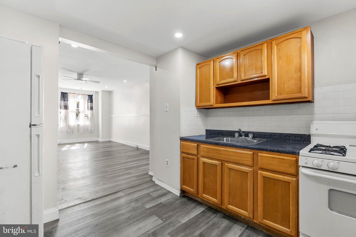 2061 Sigel St Property Photo 10