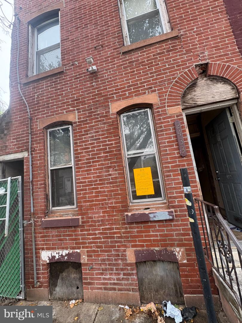 2433 N Lawrence St Property Photo 2