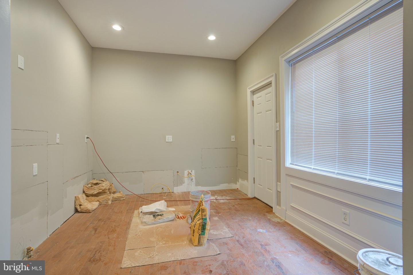 2463 Amber St Property Photo 5