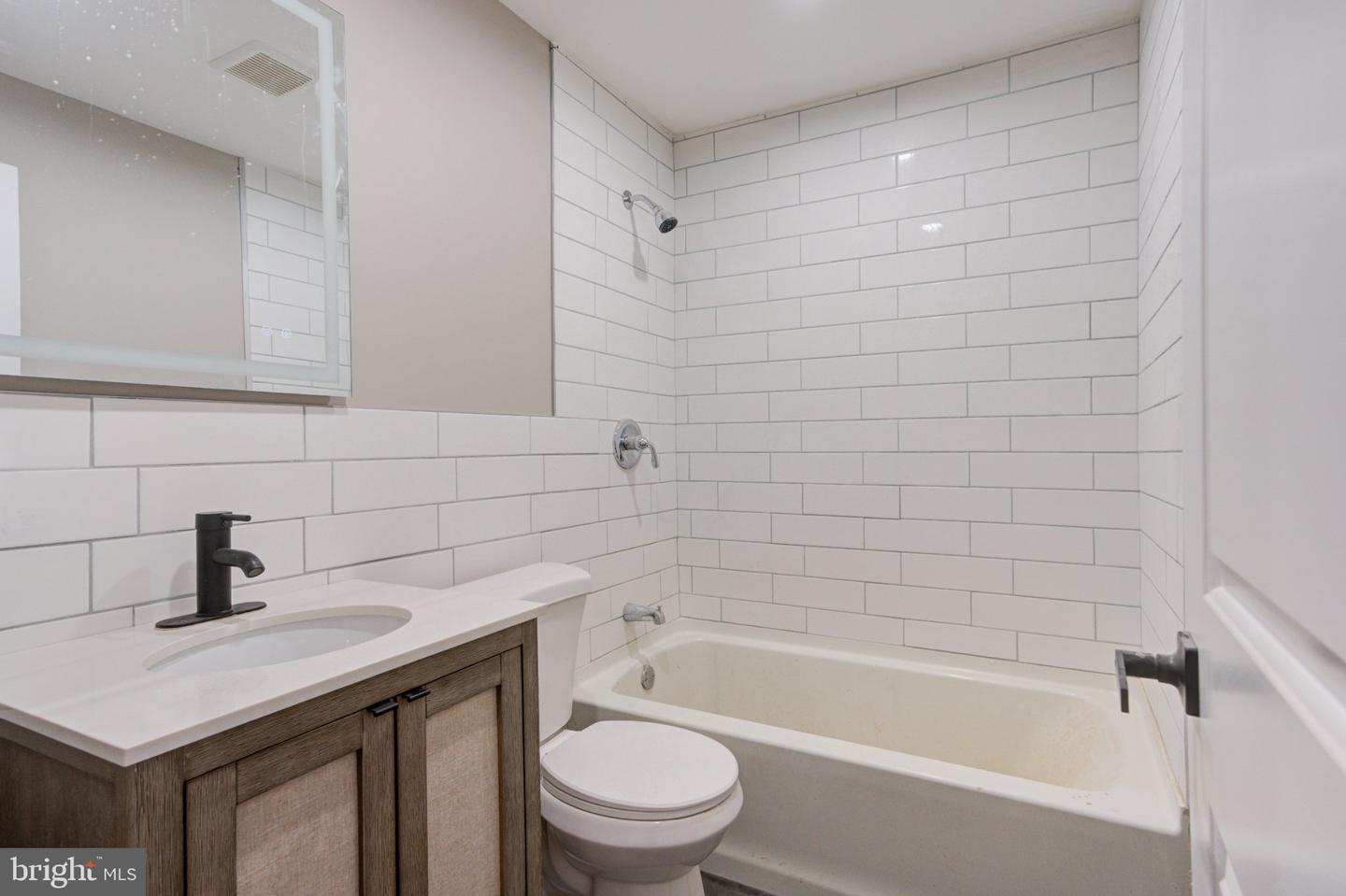 2463 Amber St Property Photo 12