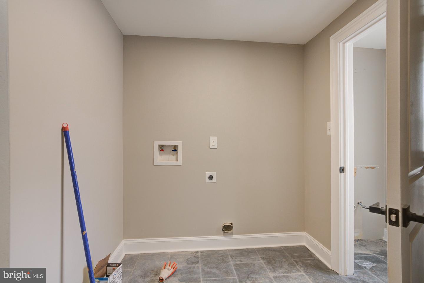 2463 Amber St Property Photo 14
