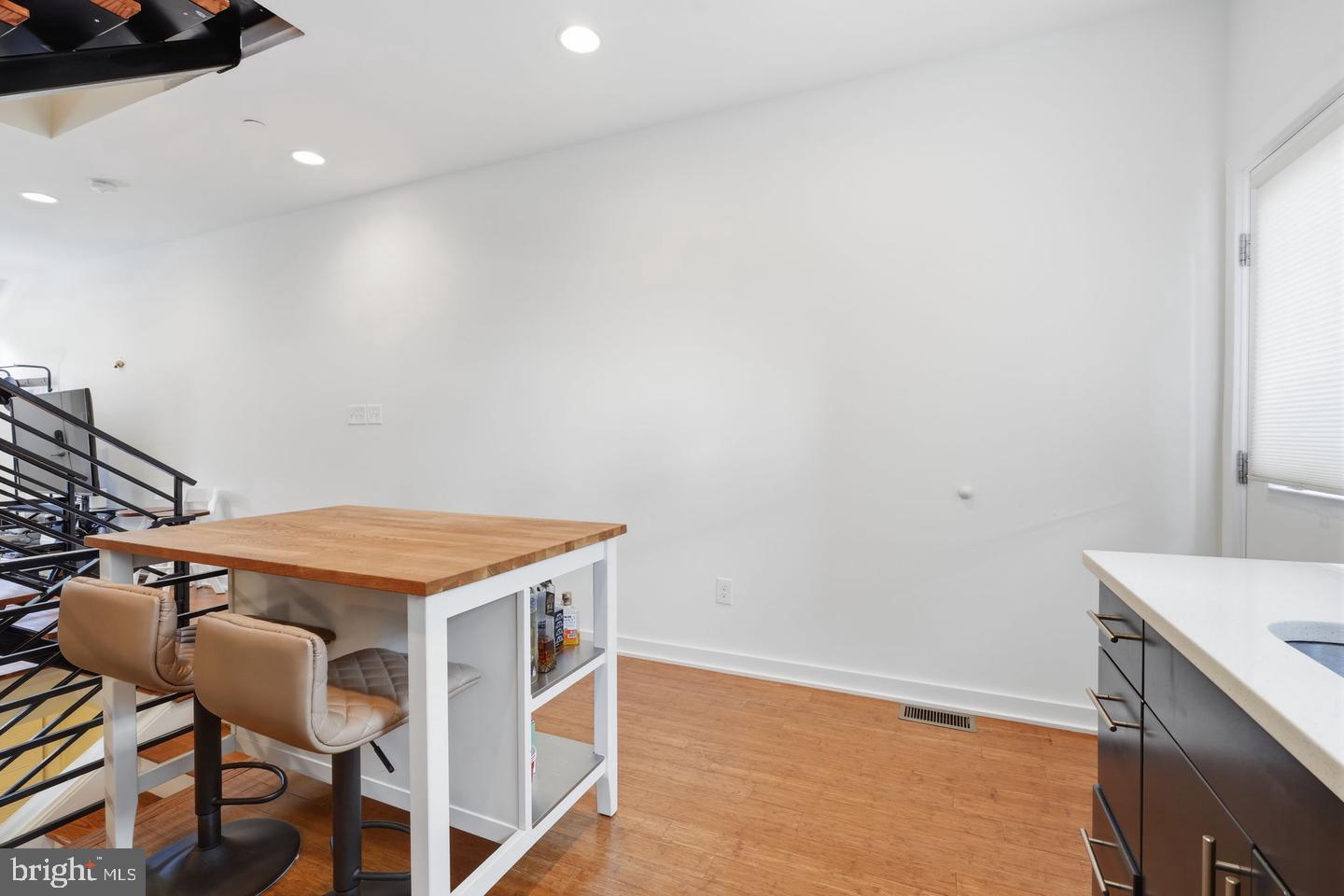 2709 Cambridge St Property Photo 11