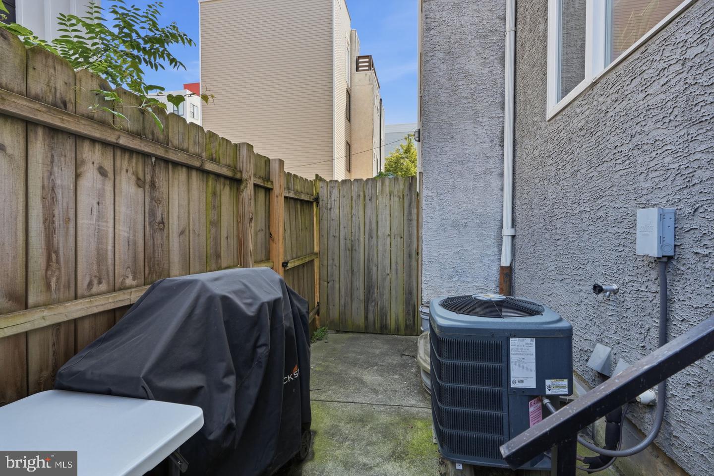 2709 Cambridge St Property Photo 12