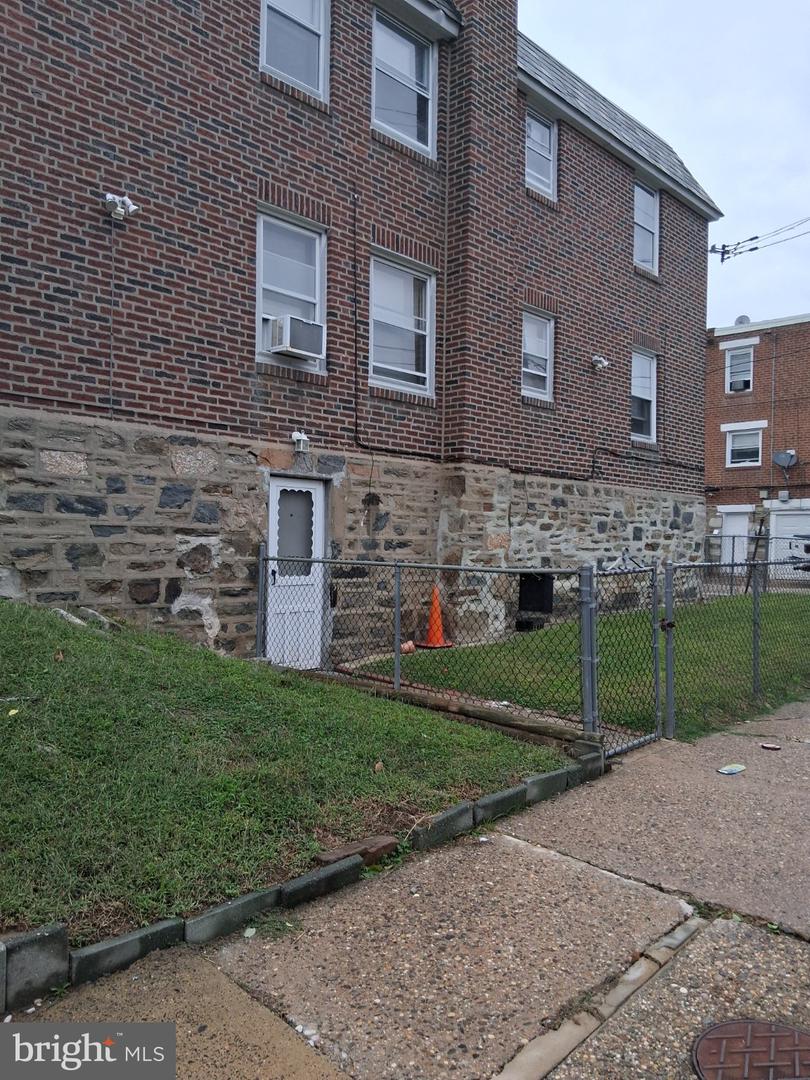 2853 Benner St Property Photo 4