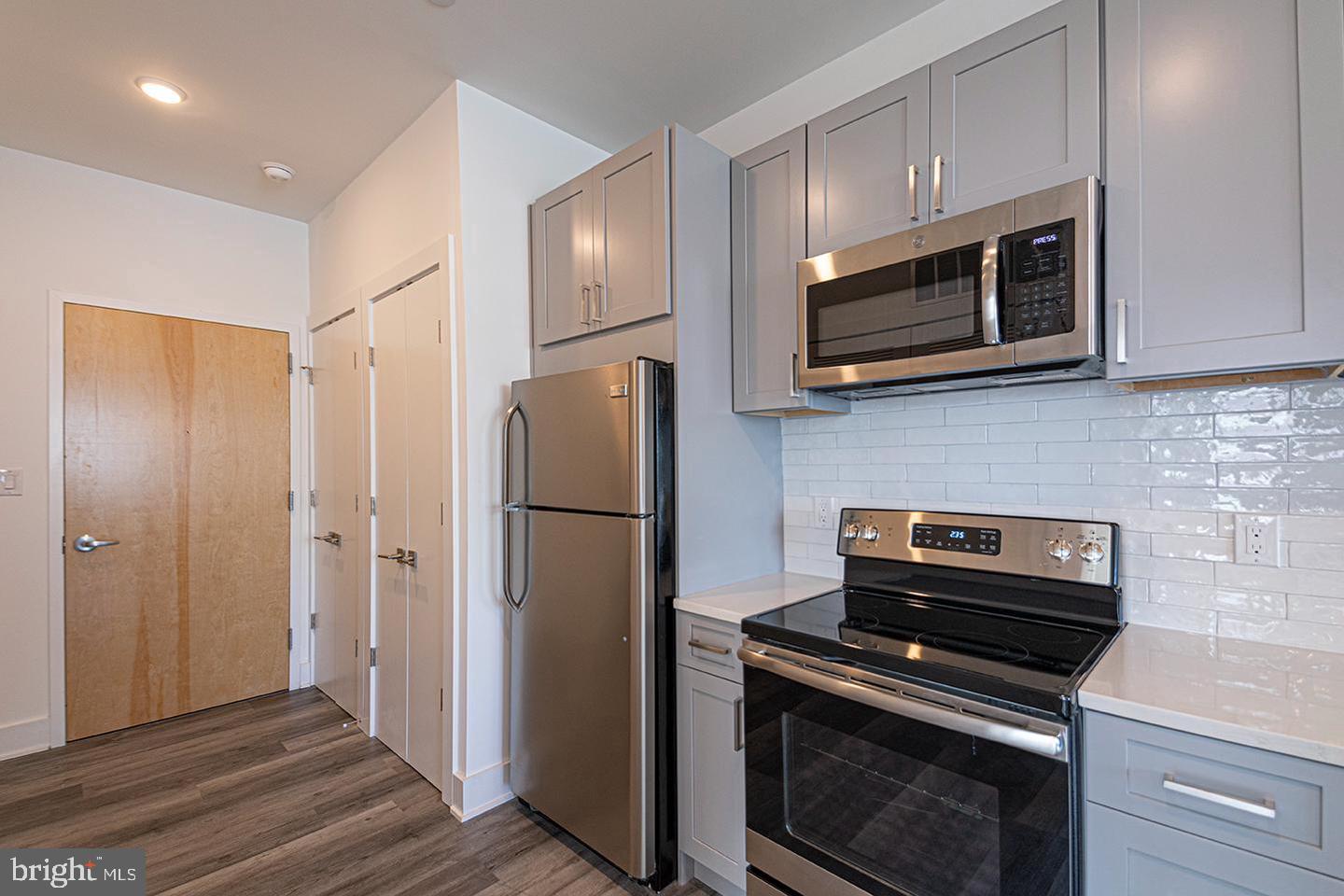 1245 RIDGE AVE #UNIT 301 Property Photo 1