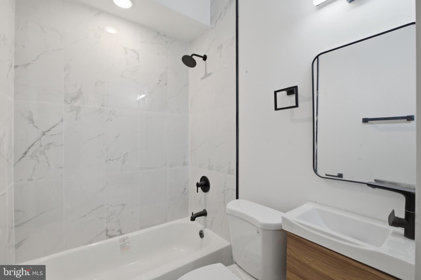 1542 W York St Property Photo 6