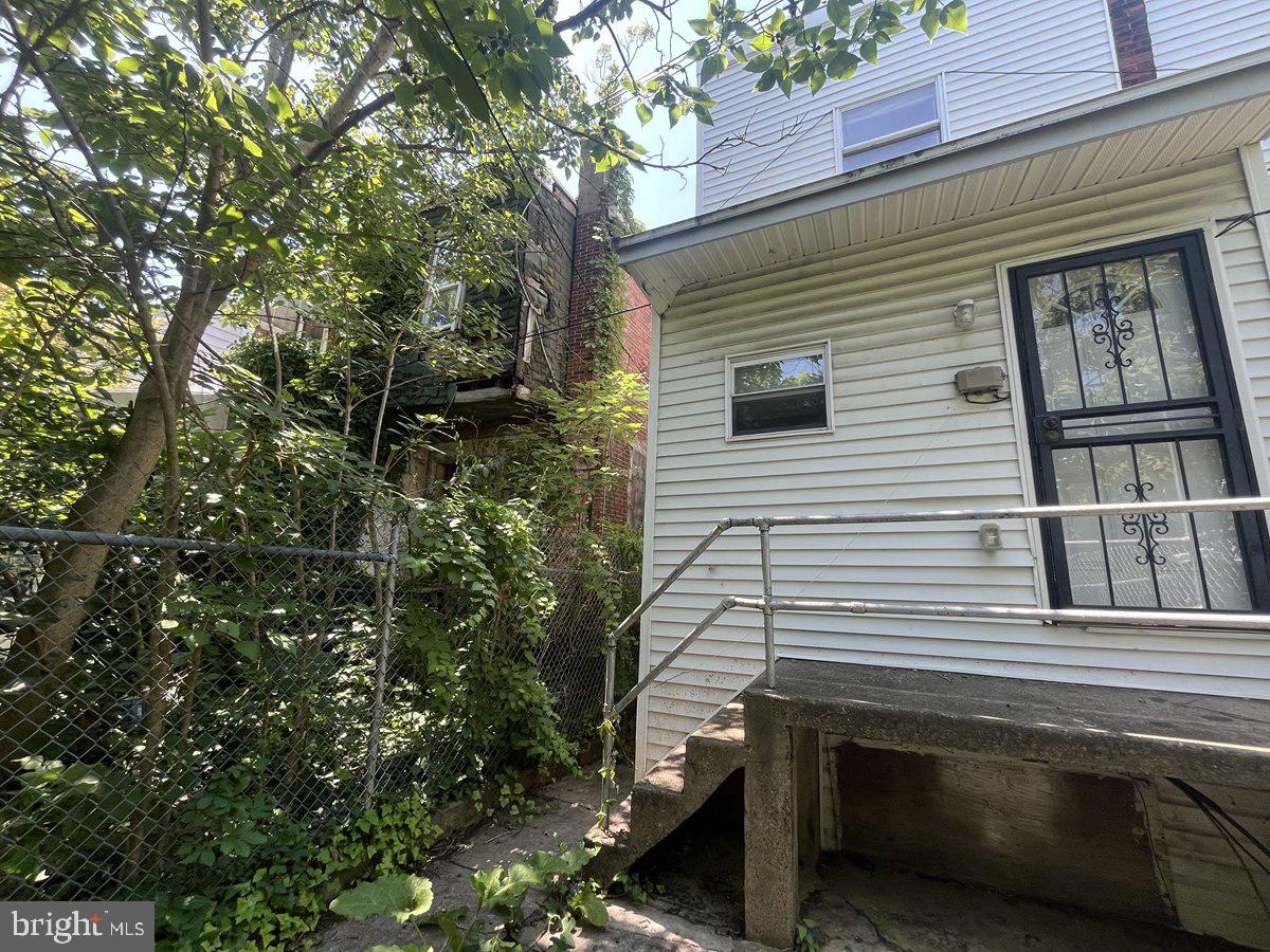 151 N Hobart St Property Photo 3