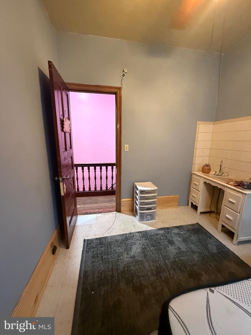 1236 Redfield St #2nd Floor Property Photo 2