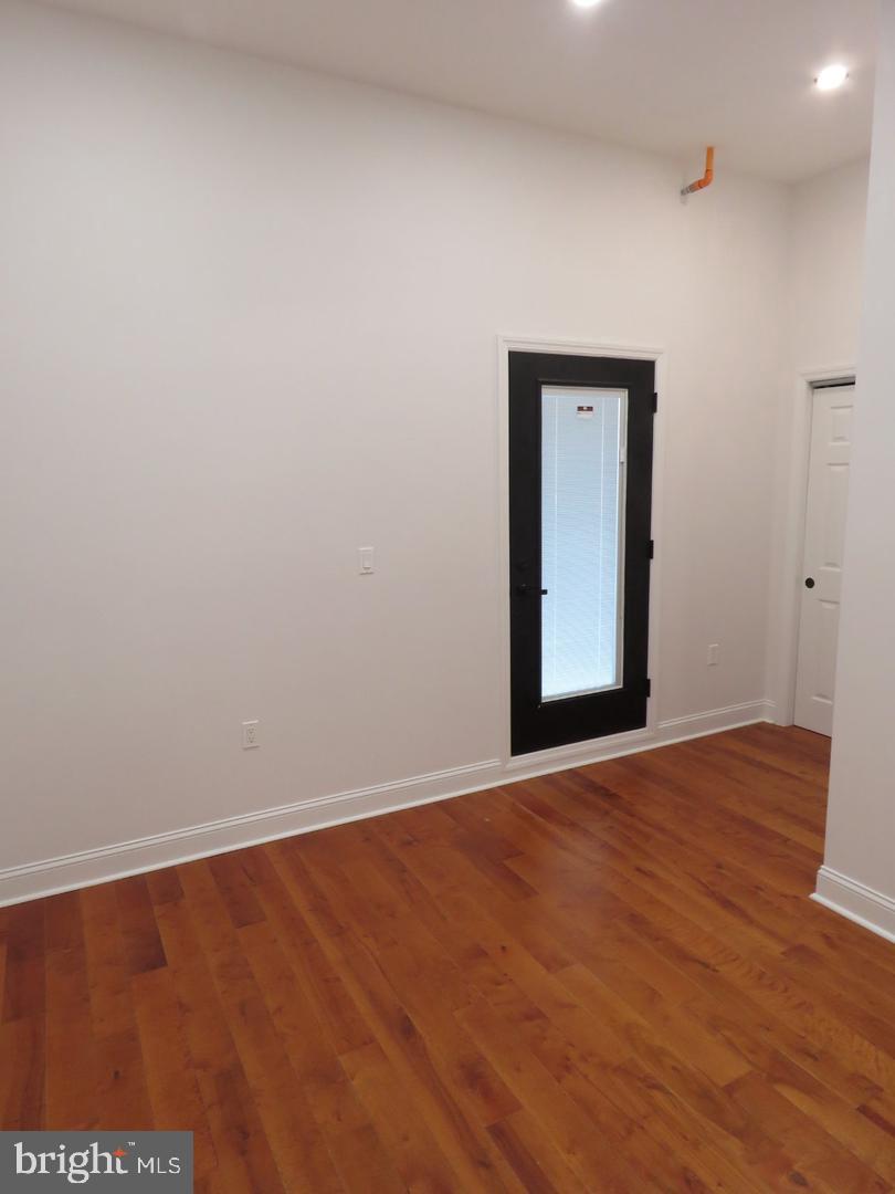 1252 S 21st St #apt. 2 3rd Floor Property Photo 8