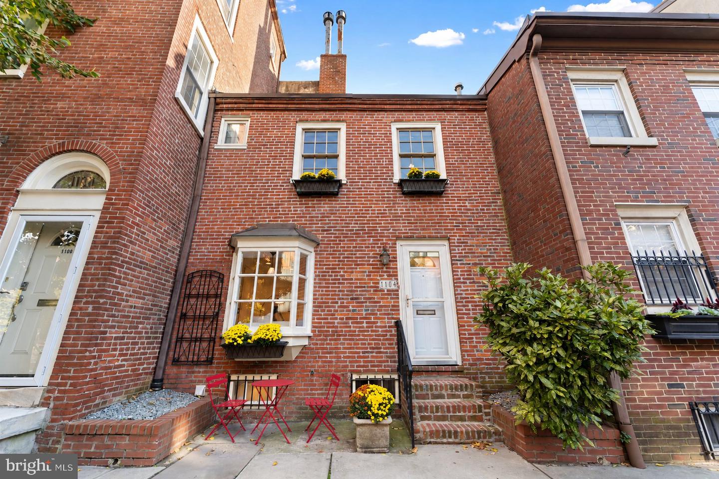 1104 LOMBARD ST Property Photo 1