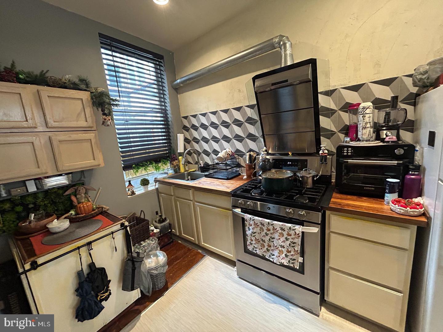 721 Sansom St #3b Property Photo 6
