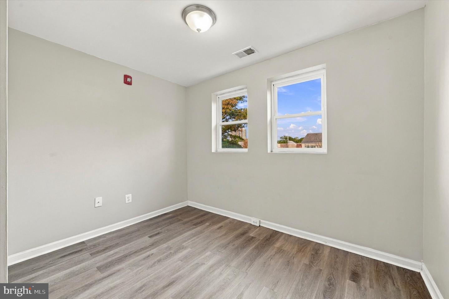 2261 N Park Ave #b Property Photo 4