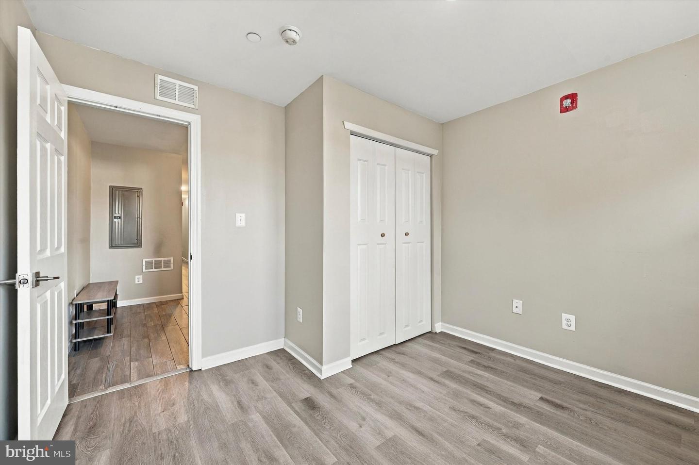 2261 N Park Ave #b Property Photo 5