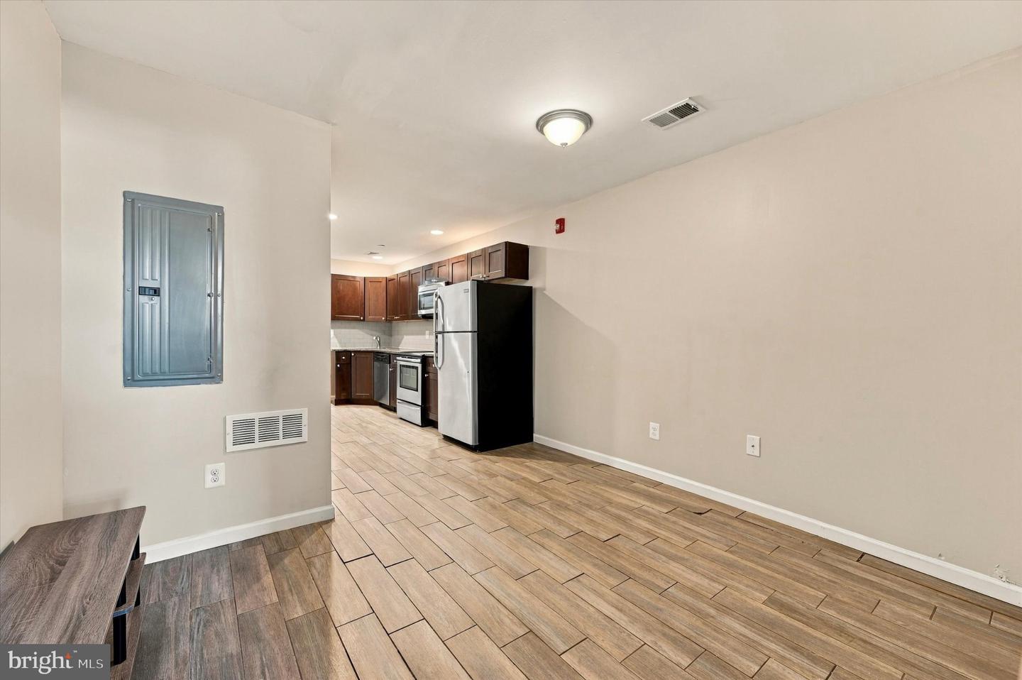 2261 N Park Ave #b Property Photo 6
