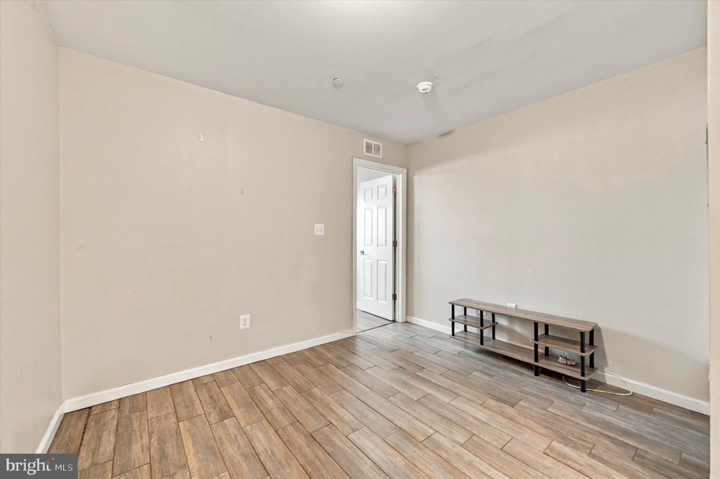 2261 N Park Ave #b Property Photo 7