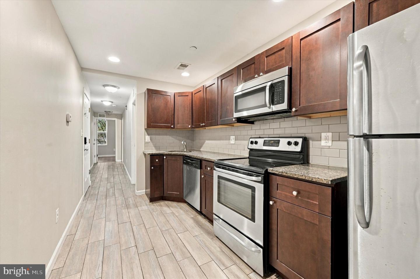 2261 N Park Ave #b Property Photo 8