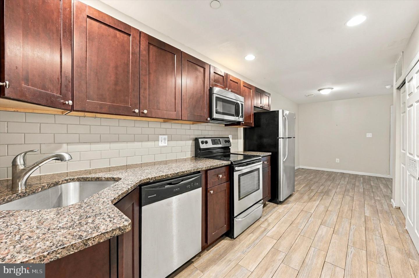 2261 N Park Ave #b Property Photo 9