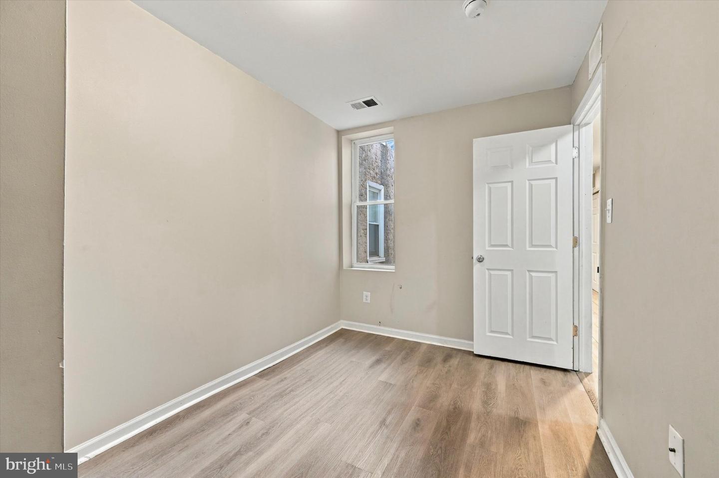2261 N Park Ave #b Property Photo 10
