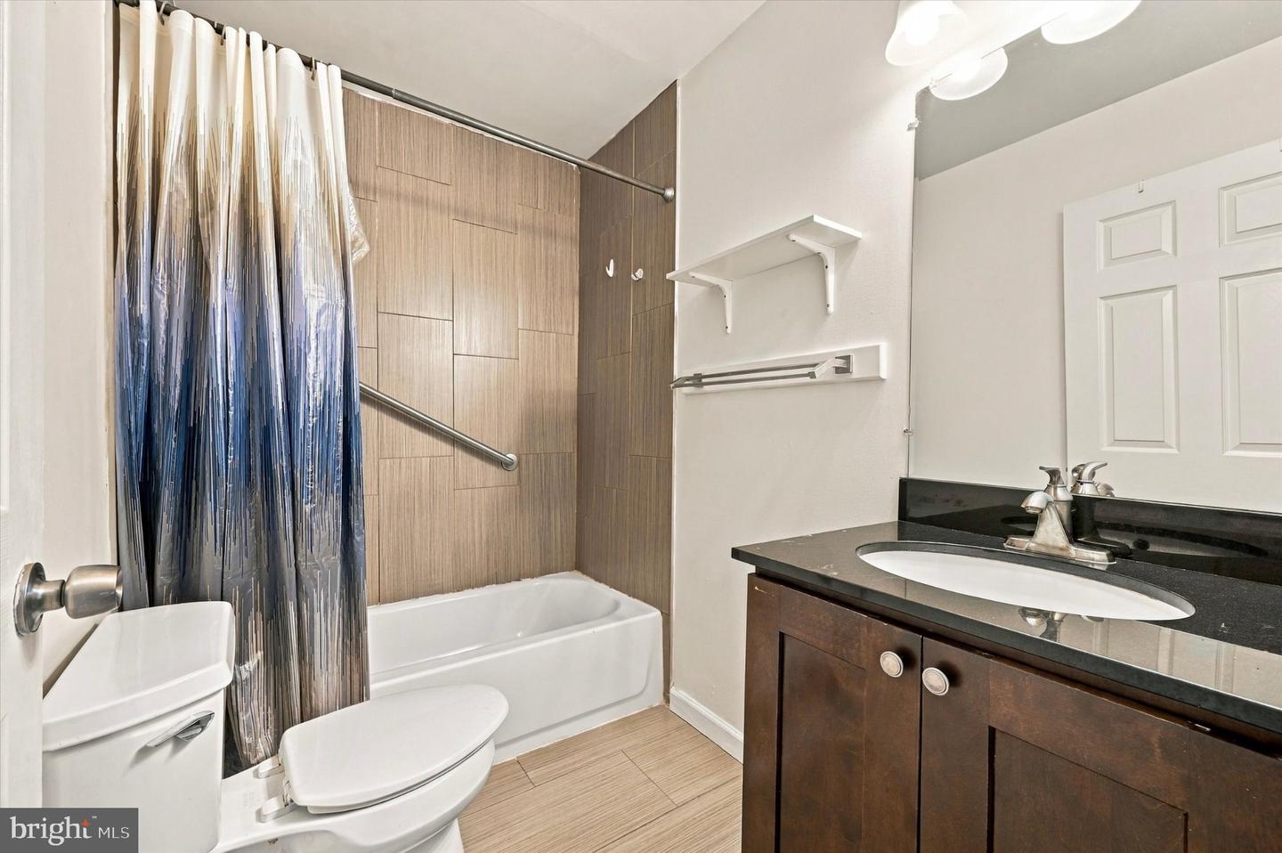 2261 N Park Ave #b Property Photo 11