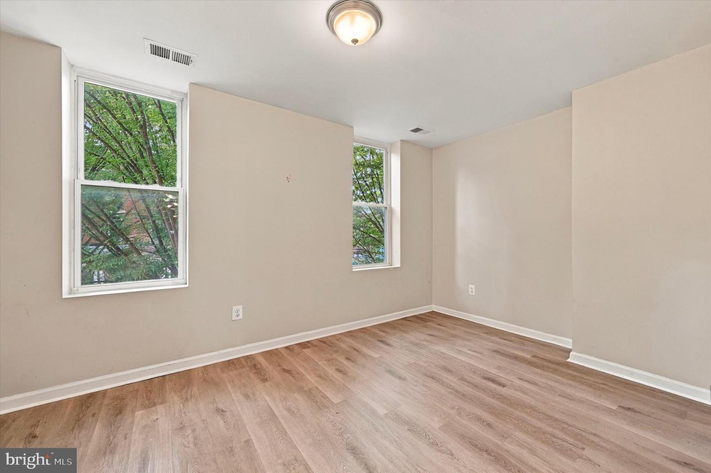 2261 N Park Ave #b Property Photo 12