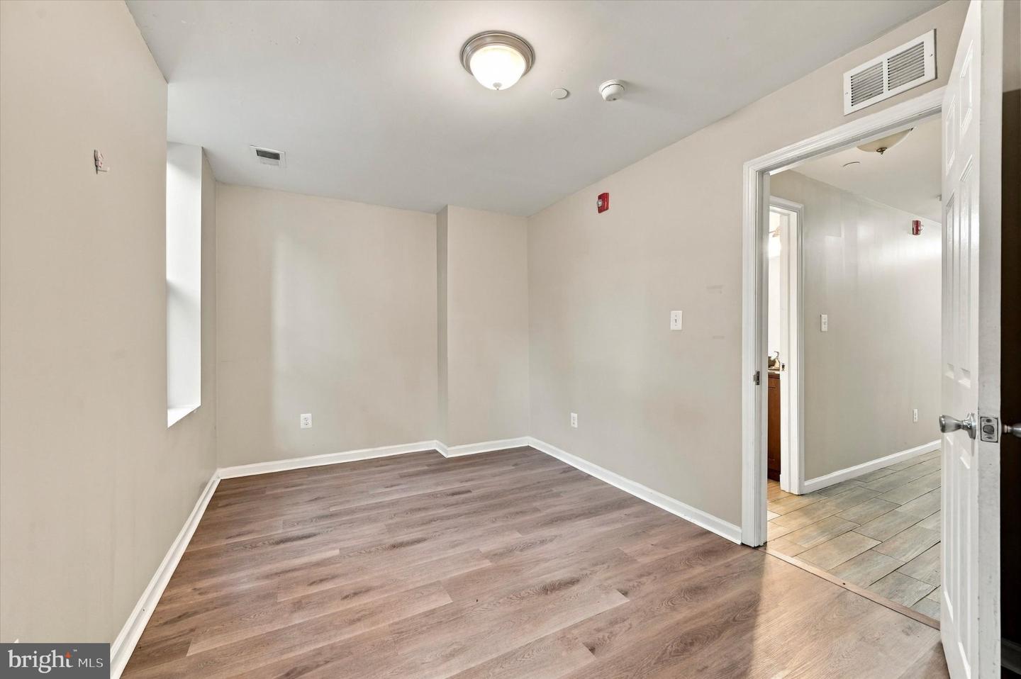 2261 N Park Ave #b Property Photo 13