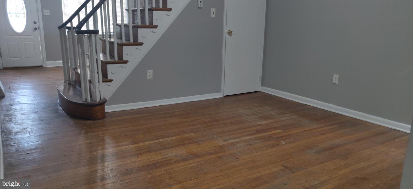 58 E Walnut Ln Property Photo 6