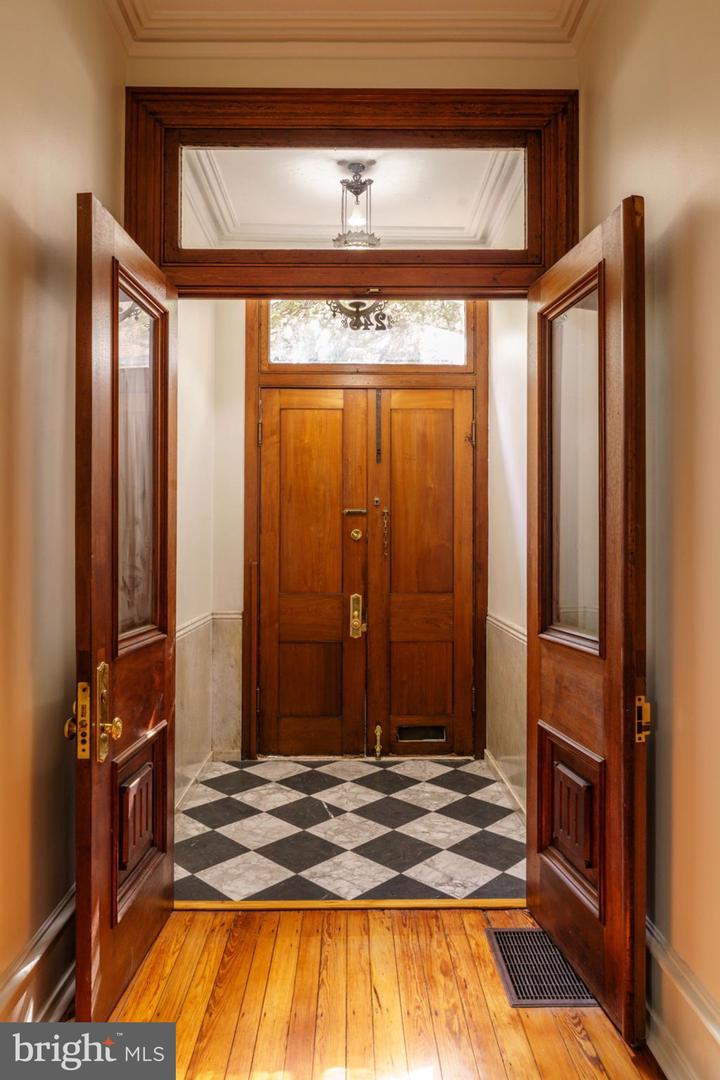 243 Pine St Property Photo 4