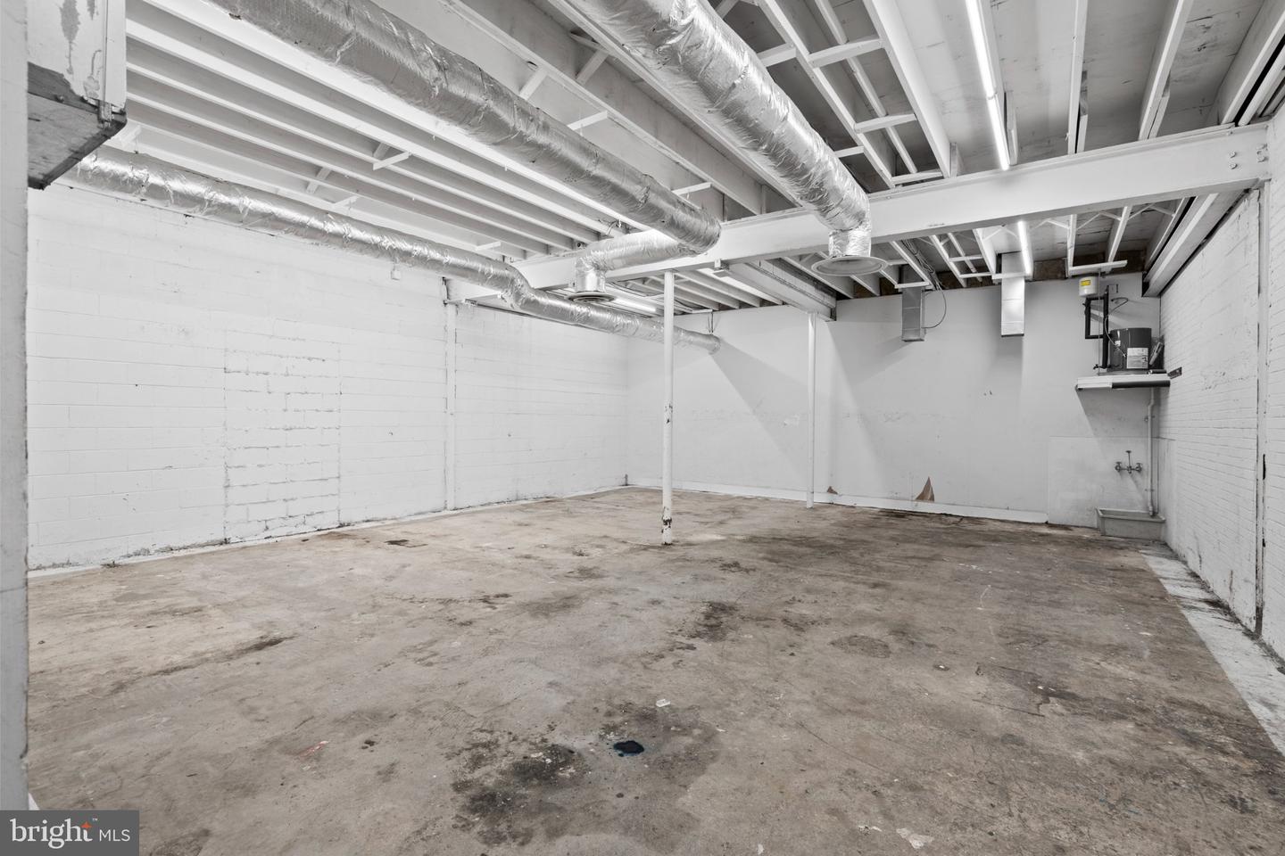2201 W Cambria St Property Photo 13
