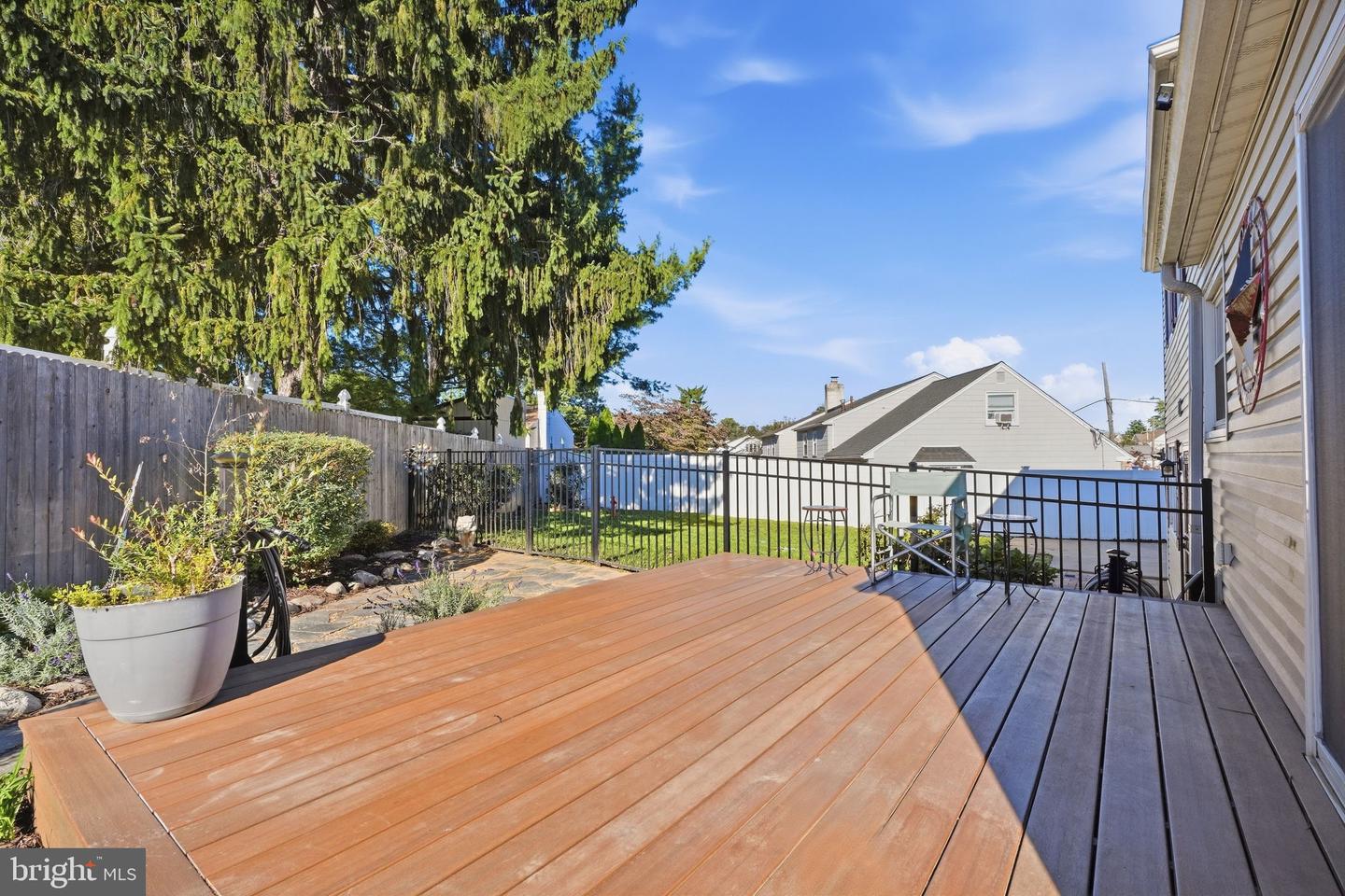 1111 Warwick St Property Photo 42