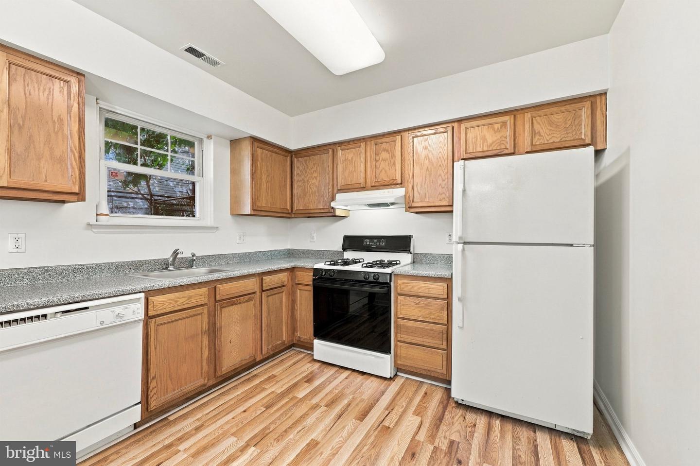 2349 Cross St Property Photo 6