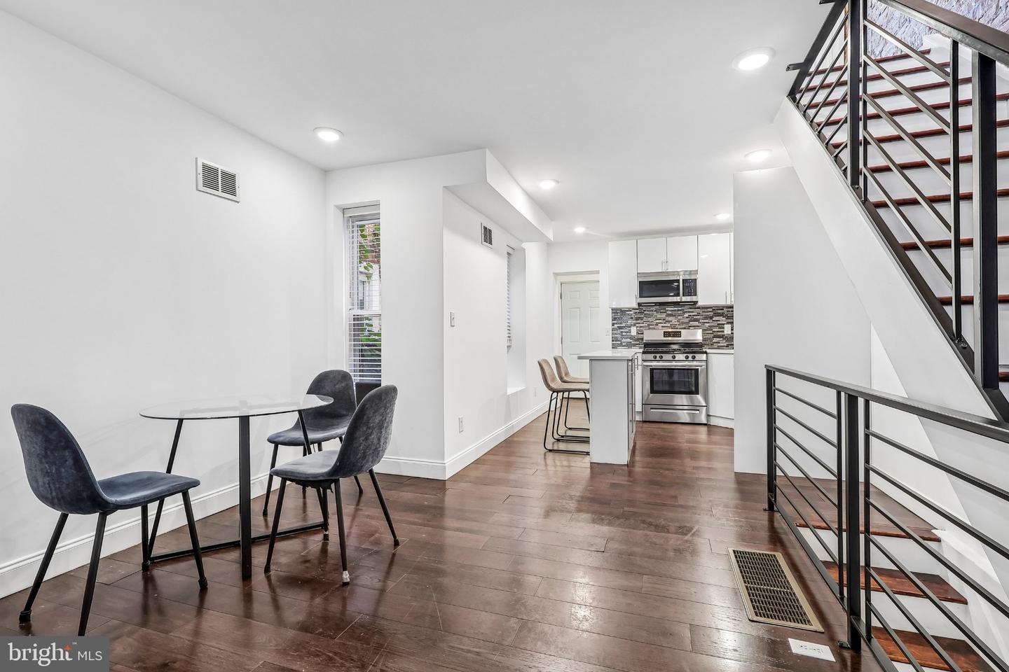 1540 N HOLLYWOOD ST Property Photo 1