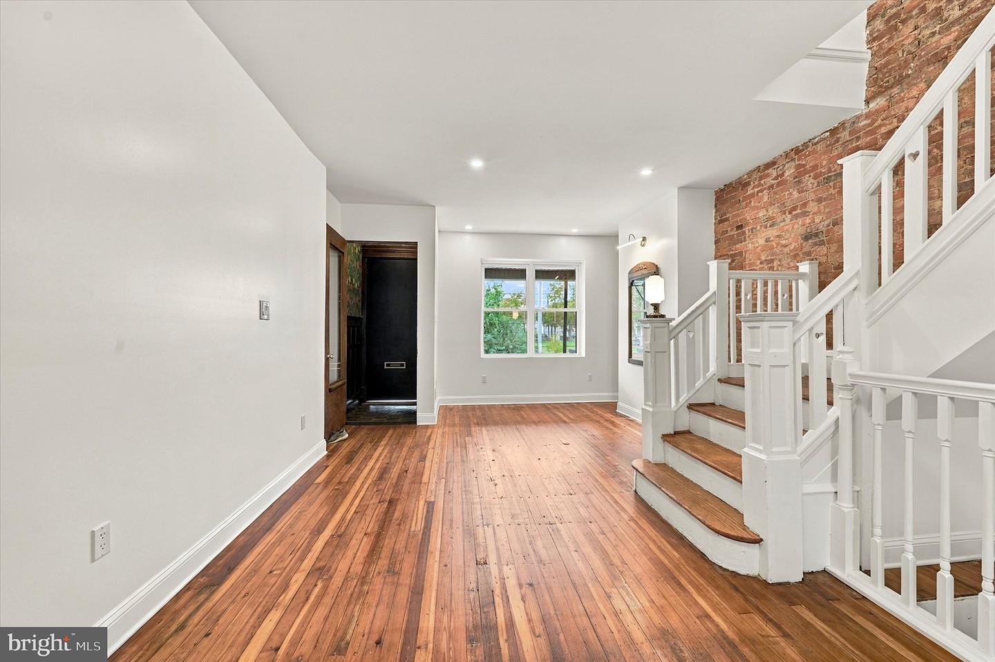 5513 Webster St Property Photo 5
