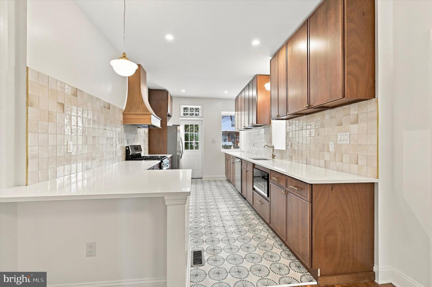 5513 Webster St Property Photo 8