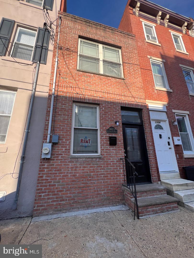 1302 N RANDOLPH ST Property Photo 1
