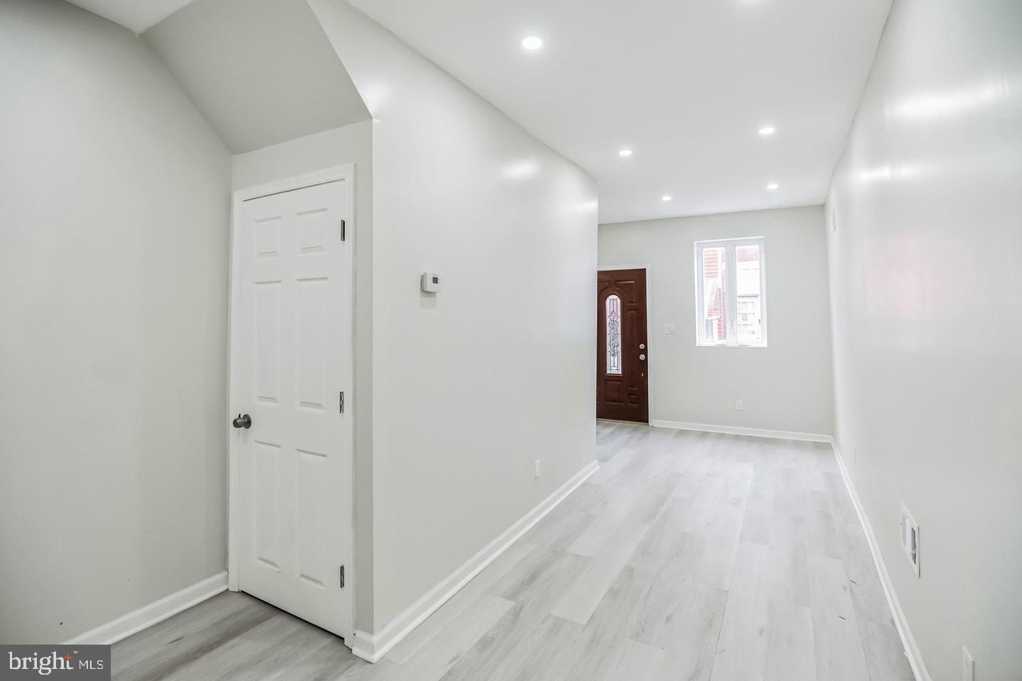 2864 N Leithgow St Property Photo 4