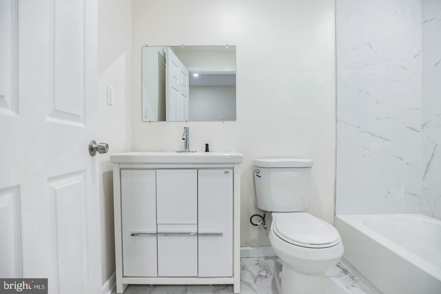 2864 N Leithgow St Property Photo 9