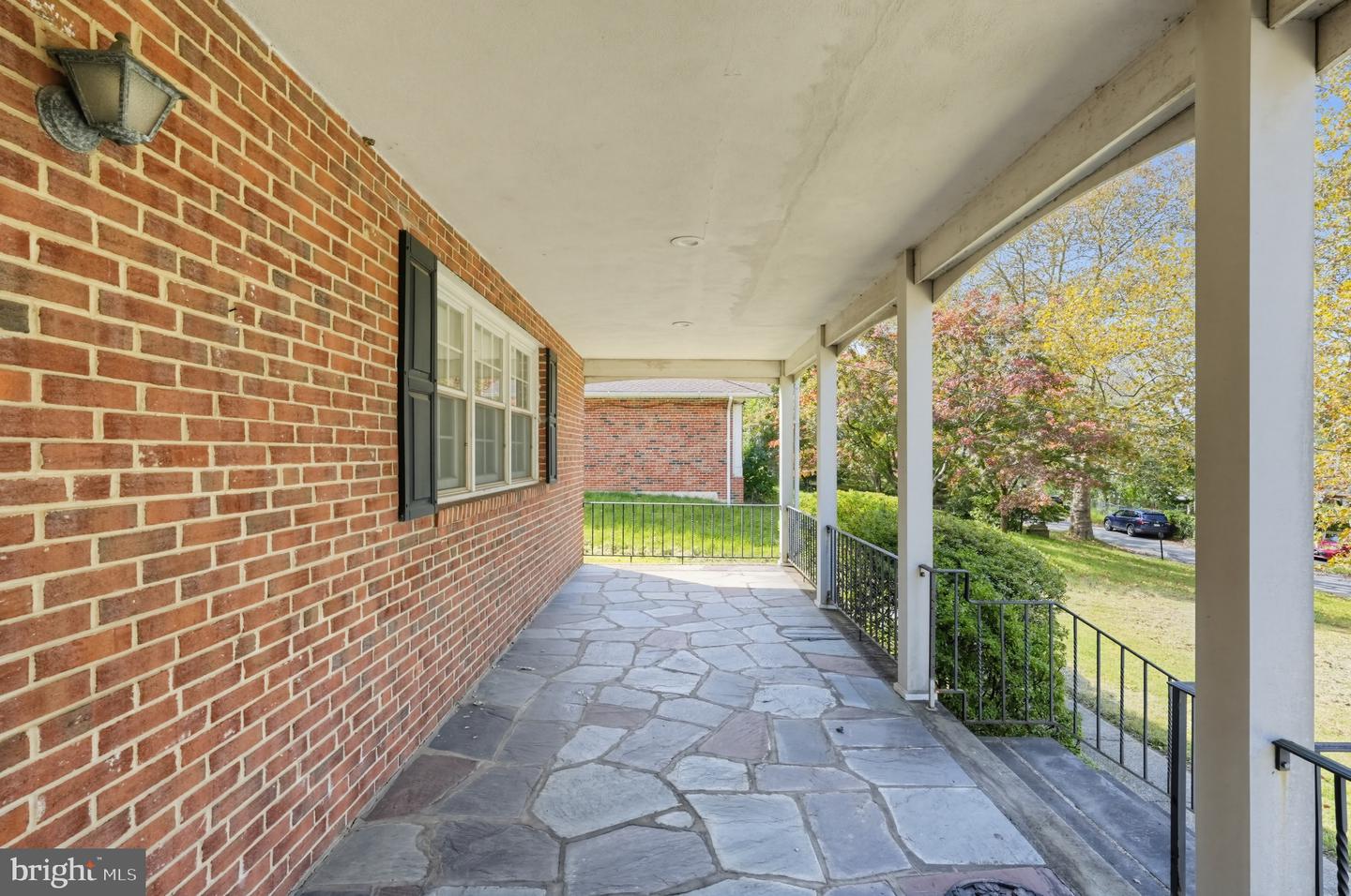 650 Hendren St Property Photo 2