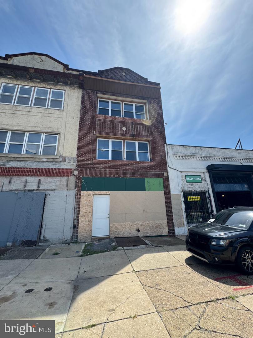 4737 N BROAD ST Property Photo 1