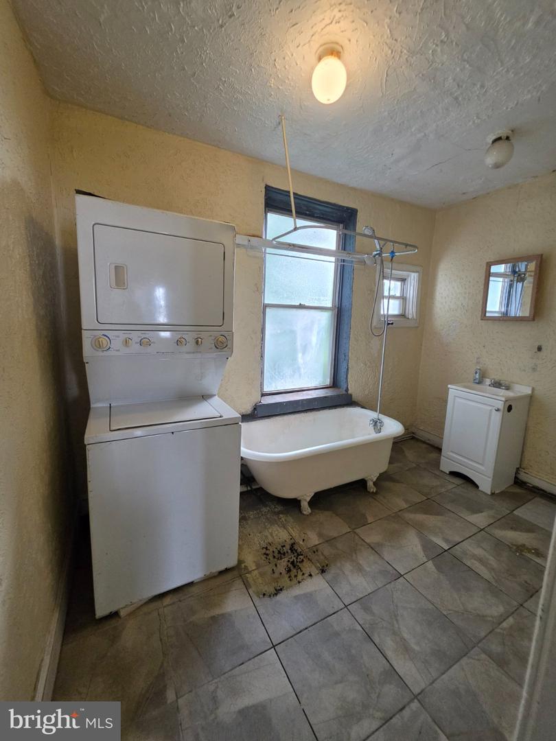 5444 Spring St Property Photo 8