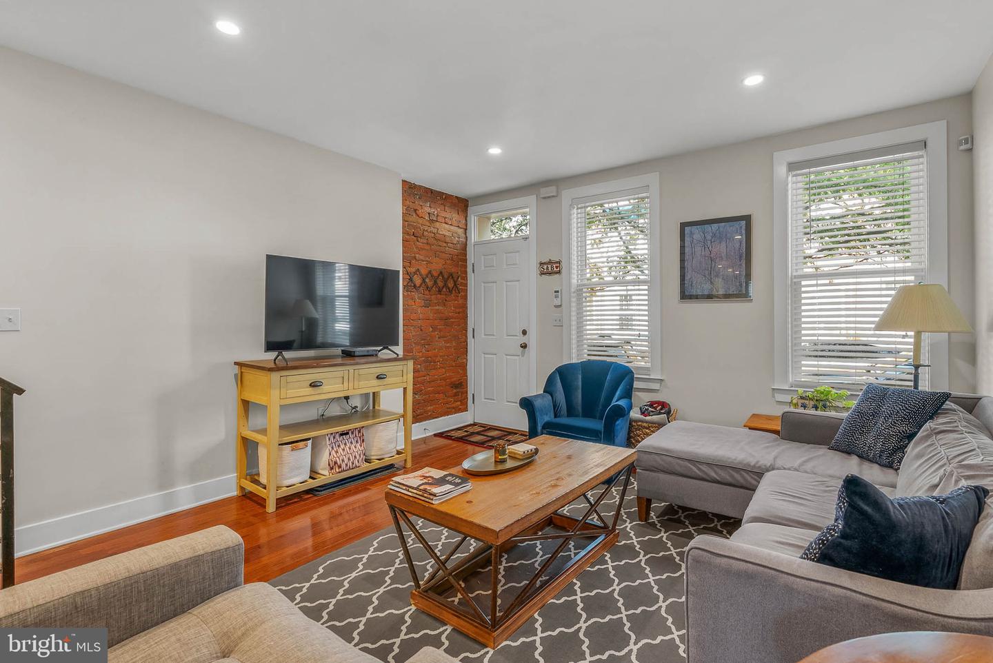 2114 Oakford St Property Photo 4