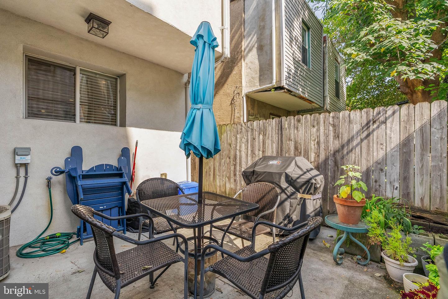 2114 Oakford St Property Photo 11
