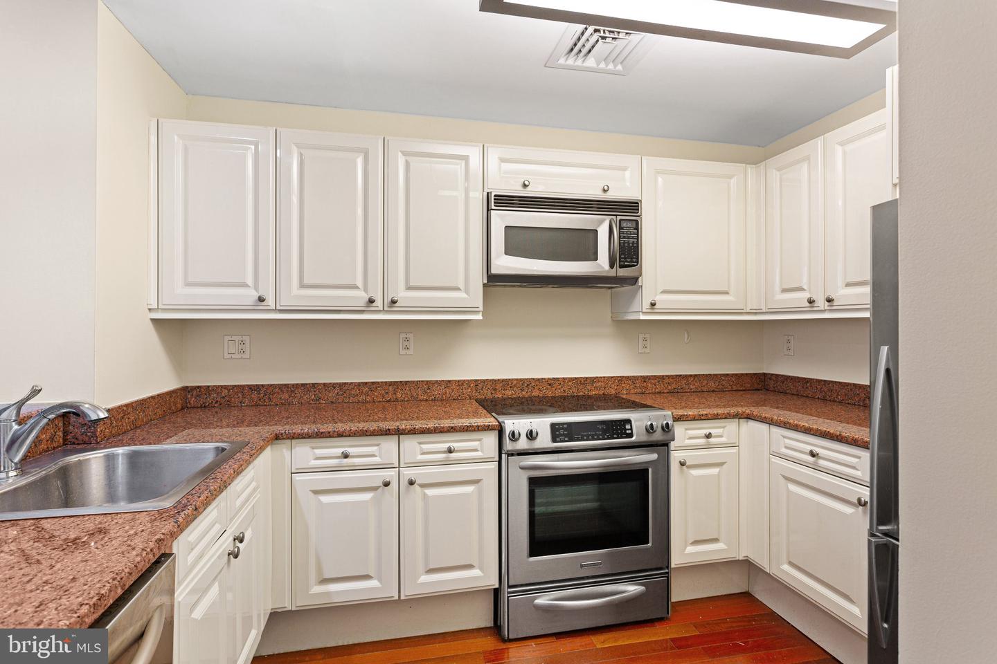 1500 Chestnut St #13e Property Photo 3