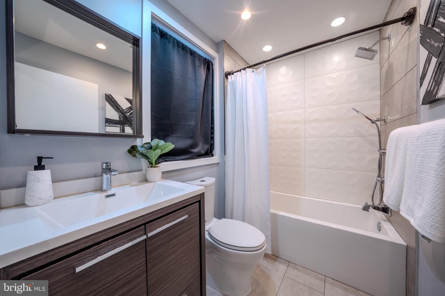 769 Uber St N #1 Property Photo 16