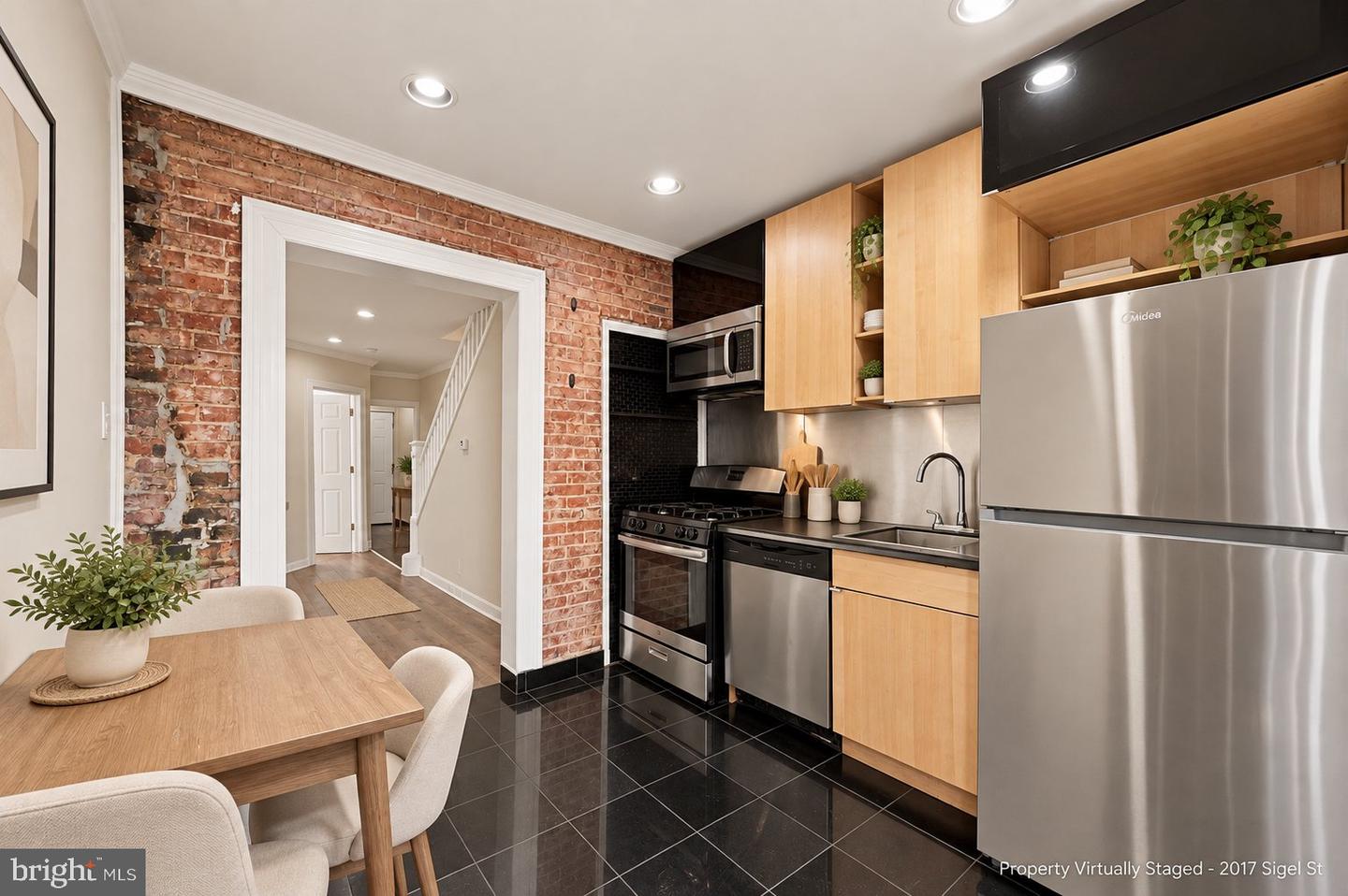 2017 Sigel St Property Photo 6