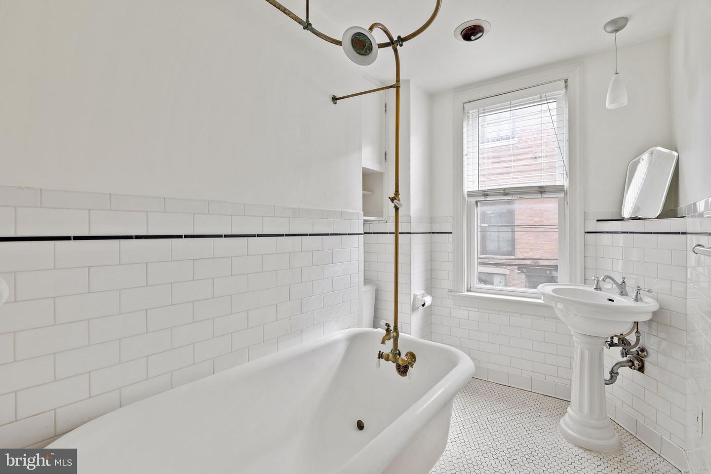 1038 N Leithgow St Property Photo 8