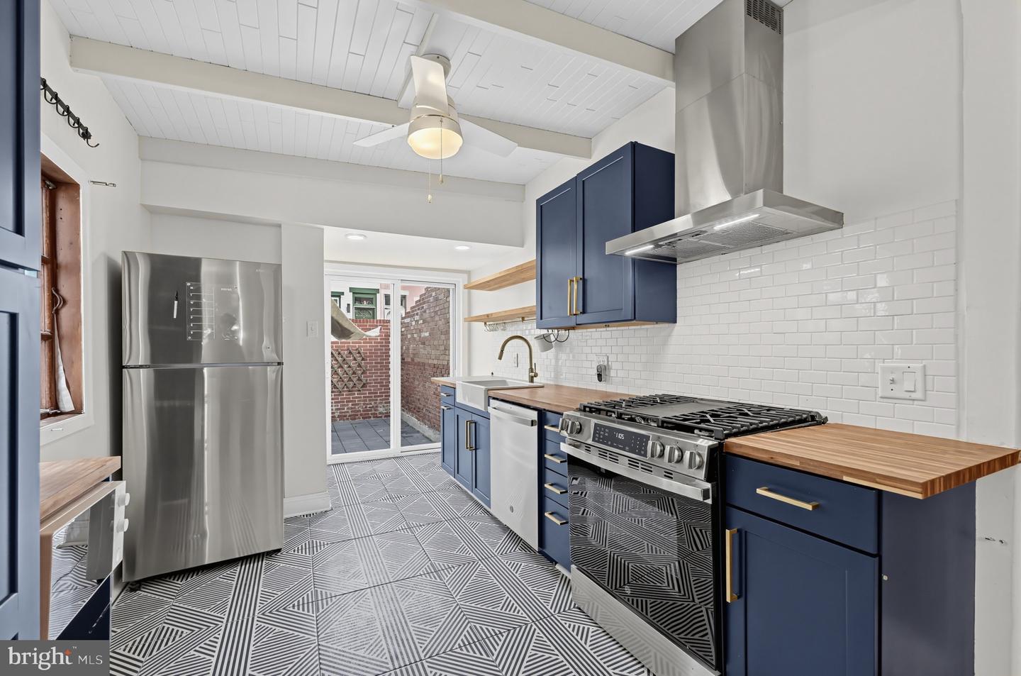 2915 Cambridge St Property Photo 7