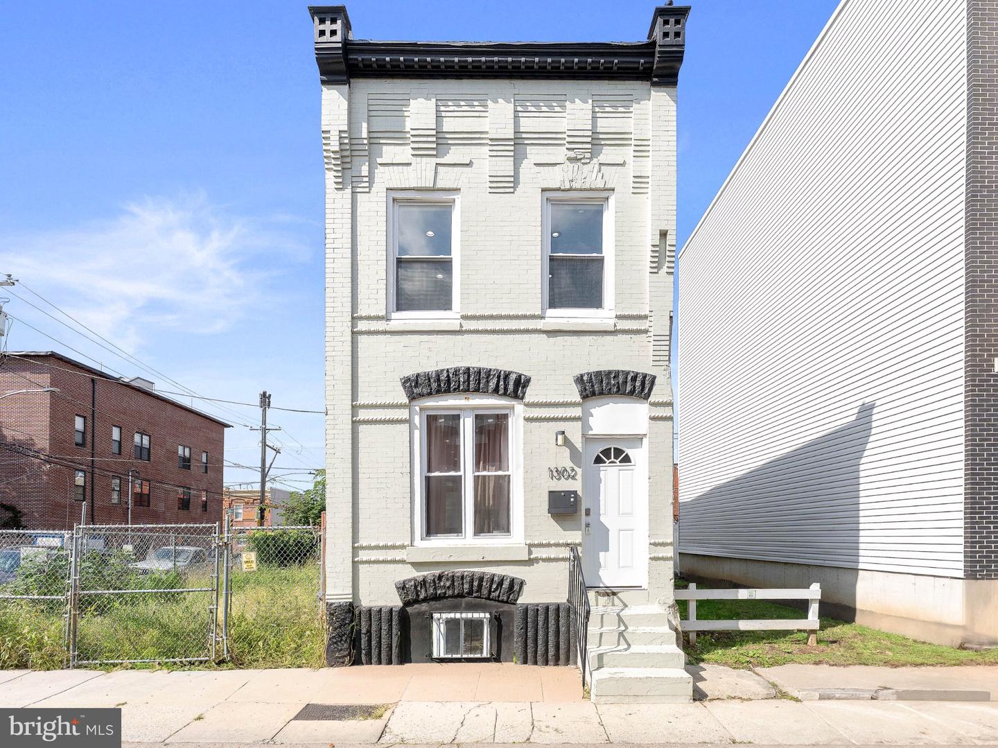 1302 N DOVER ST Property Photo 1