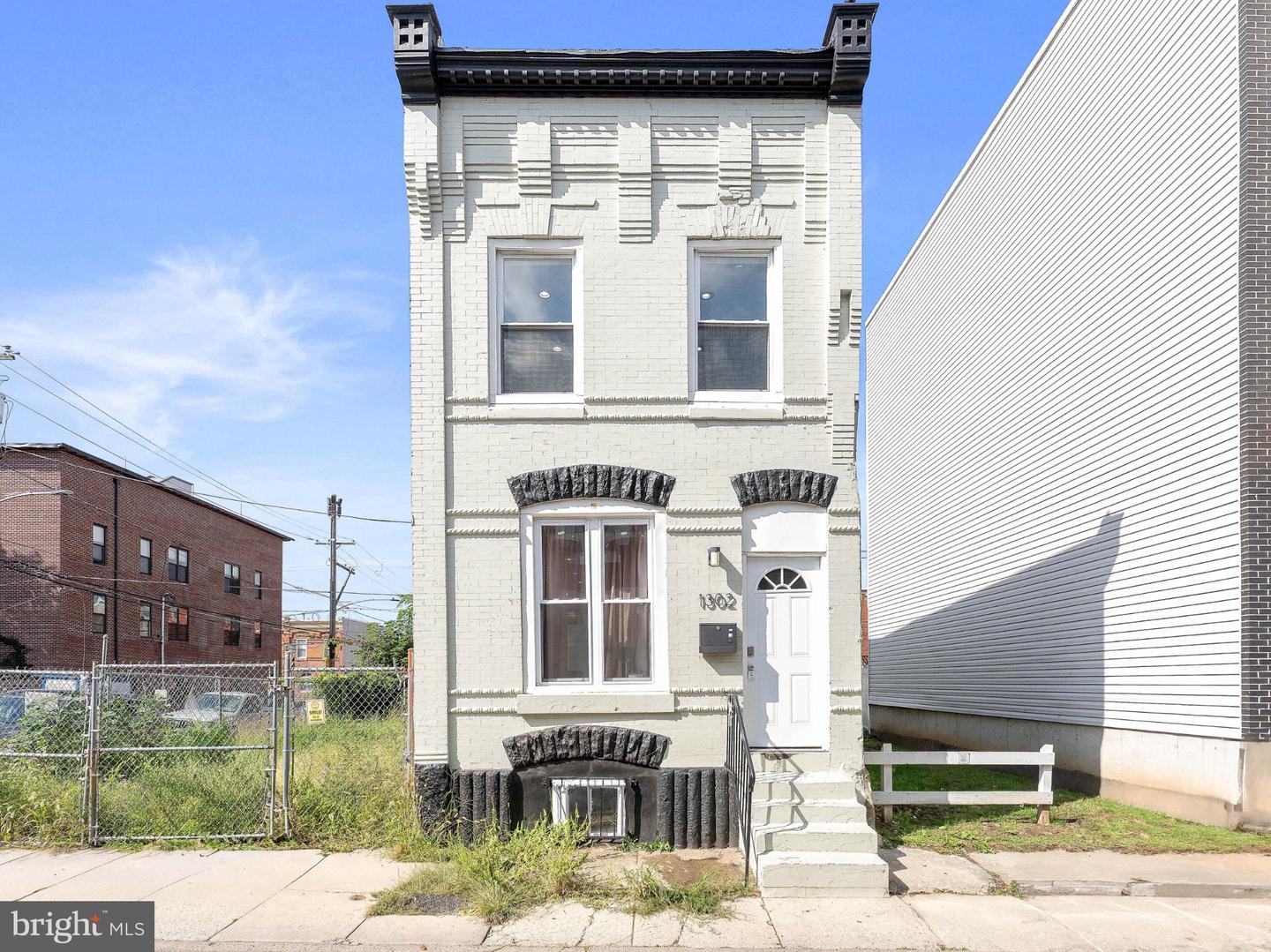 1302 N Dover St Property Photo 2