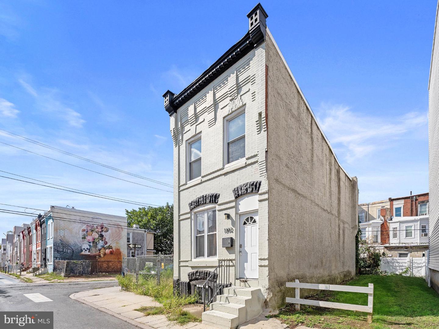 1302 N Dover St Property Photo 3